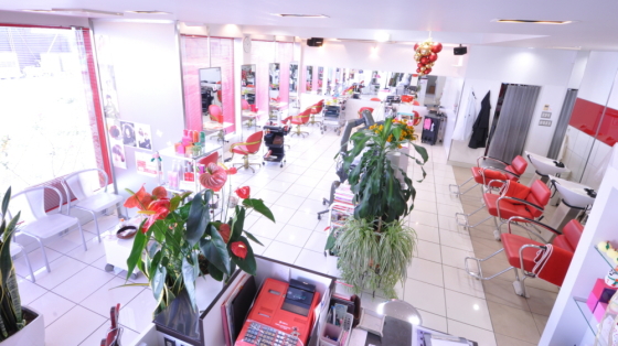 サロンドカメリヤ様 広くて明るい店内