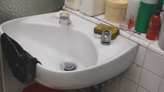 シャンプー台にてシャワーの出湯テスト