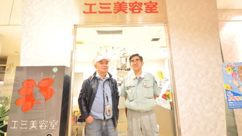エミ美容室の社長様と弊社お客様担当村上