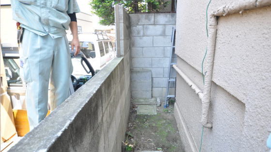 貯湯ユニット設置場所の植木を抜いた後